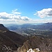 Blick auf Lugano und die Seen. Am rechten Rand im Mittelgrund der Monte Lema und die Hügel davor, der Malcantone.