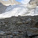 Der mit roten Pfeilern markierte Weg über den Gletscher.