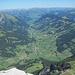 Tiefblick ins schnurgerade Tal zwischen Gsteig und Gstaad. Die Wetterlage ist eher ungewöhnlich für den Sommer 2012.