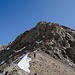 Nach den Schuttrinnen, der Gipfelaufbau. Links in den Schneeresten geht der Weg weiter. Ebenfalls erkennbar ist der Nebengipfel (links am Rand).