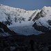 Kurz vor Sonnenaufgang, beim Aufstieg auf dem geröllbedeckten Gletscher.