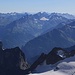 Gipfelaussicht vom Mittelhorn (3704m) nach Nordosten:<br /><br />Im Vordergrund ist links die Kette Ürbachsengelhorn (2767m), Grosses Engelhorn (2782m) und Gstellihorn (2855m), rechts sind der Dossengrat (3032m) und die beiden Dossengipfel (P.3138m und P.3144m).<br /><br />Die Aussicht reicht über die östlichen Berner Alpen und die Berge vom östlichen Obwalden und nördlichen Uri bis zum Säntis (2501,9m) !