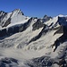 Aussicht vom Mittelhorn (3704m) nach Südwesten zu fünf 4000er der Berner Alpen: Lauteraarhorn (4042m), Schreckhorn (4078m), Gross Grünhorn (4043,5m), Hinter Fiescherhorn (4025m) und Gross Fiescherhorn (4048,8m).