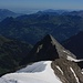 Gipfelaussicht vom Mittelhorn (3704m) nach Nordnordosten über das Wellhorn (3191,4m) zu den Bergen der Zentralschweiz und zum Lungernsee (689m) im Kanton Obwalden. Die Aussicht reicht bis zum Rigi (1797,5m) am nördlichen Alpenvorland.
