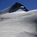 Rückblick vom südlicheren Wettersattel (3508m) aufs Mittelhorn (3704m) wo gerade drei Bergsteiger den Gipfel angehen.