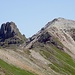 Der markante Gipfel des Spitzmeilen und der Wissmilen (rechts). Die Wegspuren führen aus dem Sernftal hoch.