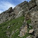 Der steile, exponierte Aufstieg auf den Grat vom Erdisgulmen bis in die Scharte links oben wird durch ein Drahtseil vereinfacht (danke hierfür!). Einige der Bohrhacken waren 2009 allerdings herausgerissen.