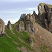 Der tiefste Punkt im Verbindungsgrat Magerrain-Erdisgulmen. Entlang der rechten Felsaufschwünge ist der Pfad erkennbar, der durch den nörlichen Teil der Magerrain-Ostflanke führt. Im Hintergrund der Spitzmeilen.