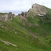 Magerrain (rechts) von Norden. Links oben der Erdisgulmen (im Abstieg von letzterem auf dem Wanderweg nach Erdis).