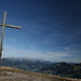 Gipfelkreuz Lodron, hinten das Kaisergebirge