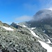 Traversierend zu Punkt 3137 m weiter hinten der Steinmann am Fuss des Gipfelkopfes (links)