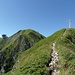 Gipfelkreuz bei Pt. 1936, in Hintergrund Pt. 2002 und die Bergstation.