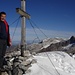 Felix am Gipfelkreuz vom Bös Fulen 2801m, hinten rechts das Glärnisch Massiv 
