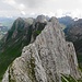 Der eindrückliche Blick über die weiteren Fälentürme und die mittlere Alpsteinkette.