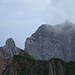 Wilde Türme und Felsmauern prägen die Mittlere Alpsteinkette zwischen Löchlibettersattel und Hundstein. Auch ohne Vergrösserung ist gut zu erkennen, dass zumindest Freiheit und Hundstein heute ebenfalls Besuch erhielten