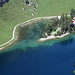 Tiefblauer Seealpsee mit Gasthaus. Auch das legendäre [http://www.hikr.org/gallery/photo801706.html blaue Boot] ist zu sehen