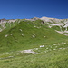 Unterwegs zwischen Alp Ijes und dem Schwarzhorn-Südost-Grat - Unser weiterer Aufstieg erfolgt über den grasigen Geländerücken (vorn) und anschließend weiter über einen   felsigeren Gratrücken bis zum Schwarzhorn-Südost-Grat (hinten), den wir auf ca. 2.380 m erreichen (etwas links der Bildmitte).