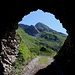 Unterwegs zwischen Fläscher Alp und Alp Ijes - Das Alpsträßlein führt durch zwei Tunnel. Gleich verlassen wir den zweiten (längeren) Tunnel.
