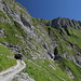Unterwegs zwischen Fläscher Alp und Alp Ijes - Das Alpsträßlein führt durch zwei Tunnel. Der erste (kürzere) ist gleich erreicht.