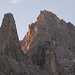 Der spitze Campanile del Travignolo liegt noch im Schatten, während die Ostflanke der Vezzana bereits im Licht der Morgensonne erstrahlt.