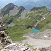 Im Aufstieg vom Grauspitzsattel zum Grauspitz - Ausblick vom Vorgipfel hinunter ins Fläscher Tal mit dem Oberst See, u. a. vor dem Hintergrund von Glegghorn (2.447 m, links) und Schwarzhorn (2.346 m).