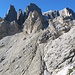 Das nächste Nahziel ist die gegenüberliegende Forcella Margherita, zu dem ein steiler, mit Holzbohlen präparierter Steig hinaufleitet. Ein weiteres Mal überragt die Cima dei Bureloni die Szenerie am rechten Bildrand.