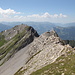 Gipfel (Vorder) Grauspitz - Teilpanorama 1/9. Ausblick in etwa westliche Richtung. Auch wenn es hier etwas anders erscheint, zwischen Grauspitz und Samiklaus/Kläusle befindet sich eine tiefe Scharte.