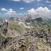 Gipfel (Vorder) Grauspitz - Teilpanorama 5/9. Ausblick in etwa nordöstliche/östliche Richtung. Der östlich gelegene "Vorgipfel" verdeckt den Blick hinunter zum Schafälpli.