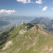 Gipfel (Vorder) Grauspitz - Teilpanorama 3/9. Ausblick ins Rheintal (flussabwärts). Vorn/rechts ist ein großer Teil der Liechtensteiner Bergwelt zu sehen.