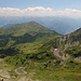 Gipfel (Vorder) Grauspitz - Teilpanorama 8/9. Ausblick bei Gegenlicht in etwa südöstliche/südsüdwestliche Richtung. Vorn ist ein Teil des Fläscher Tals zu sehen.