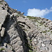 Im Abstieg vom Grauspitz zum Grauspitzsattel - Hier etwas unterhalb (südöstlich) des Grates. Das Gestein ist teilweise lose bzw. brüchig. Stellenweise liegt auch viel Schutt auf dem Fels.