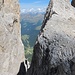 Gigantischer Tiefblick nordseitig hinab ins Val Venegia. Die Schlucht ist derart tief eingeschnitten, das sie nicht in voller Höhe aufs Bild paßt.