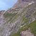 Nach einiger Zeit mündet von oben das Valle delle Galline, von der Cima della Vezzana herabkommend, ein. In diesem Bereich ist ein Wiederanstieg erforderlich, der zur im Hintergrund gut sichtbaren Wiesenkuppe führt. Dort endet der ausgesetzte Abschnitt dieses Steiges.