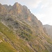 Rückblick auf den Sentiero delle Farangole: der Steig quert rechts unter den Felswänden am Talhang vorbei, von links mündet das Valle delle Galline ein.