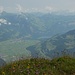 Ab und zu machen sich die Spitzen aus dem Alpstein sichtbar: in den Wolken der Federispitz - Speer - leicht bewölkt der Mattstogg, Lütispitz und Säntis; mit Tiefblick auf den Walensee