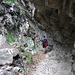 Sentiero scavato ingegnosamente sotto le pareti di roccia