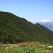 Die markante bewaldete Kette, die von Domodossola aus den östlichen Horizont beherrscht, von der Alpe Pieso, d.h. von "hinten" gesehen. Die auffällige Kuppe ist der Sasso Drisioni (Pt. 1487 - ohne Namen auf der Karte).