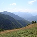 Vom Pt. 1728 der Alpe di Nava überblickt man die Abgründe der Ogliana di Quarata und ihrer Neben- und Zuflüsse. In der Bildmitte der bewaldete Felskopf Sasso Miscioi (1516 m).