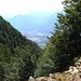 Der Gratweg bietet immer wieder packende Ausblicke wie hier nach "Domo II" (241 m) und Villadossola im Aufstieg zu Pt. 1567.