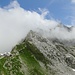 Nebelschwaden ziehen heran und hüllen bald den Alpstein ein. Links unten das Berggasthaus Tierwies. Der Säntis wird bald im Grau verschwunden sein.