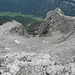 Tiefblick auf die Gute Wand (re) und das Griesbachkar über das der sehr steile und Geröllreiche Steig Richtung Waidring führt