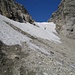 Dieses Schneefeld ist bis in den Hochsommer regelmäßig existent - man nennt es den "Kalten Winkel" und die zugehörige Scharte (Bildmitte) zwischen Hochvogel und Kreuzspitze die Kaltwinkelscharte (2271 m)