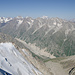 Ganz klein im Bild - das Bezengi-Camp, Gestola und Elbrus.