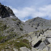 Der Einschnitt in der Mitte ist der Col du Mont Gelé, rechts der Mont Gelé selbst und für die Erhebung links scheint es keinen Namen zu geben.