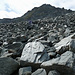 Durch die Blockwüste nach rechts oben zum Col du Mont Gelé