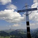 das Gipfelkreuz - "eingerahmt" von Widderstein und Biberkopf;
es steht nicht auf dem höchsten Punkt - wohl, weil man es sonst vom Talboden Lech aus nicht sähe ... auf der montierten Tafel ist die Höhe 2560 Meter angegeben - welche ungefähr derjenigen des etwas südlicher aufragenden Hauptgipfels entspricht