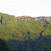 Schöner Grasrat zwischen Giebel und Salober - der Fels rechts im Grat heißt Berggächtle (2007 m)