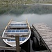 <b>Non c’è in giro ancora nessuno. Una barca di alluminio dell’Ufficio turistico Viamala è messa a disposizione degli escursionisti per fare un giretto sul lago. </b>