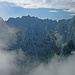 Wolkenfetzen verhüllen den östlichen Wilden Kaiser. Links das Lärchegg, hinten (links der Bildmitte) die Ackerlspitze, rechts die Goinger Halten.