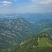 Blick über's Kaisertal nach Kufstein, wo es ins Inntal mündet. Im Hintergrund Brandenberger Alpen und Bayerische Voralpen.